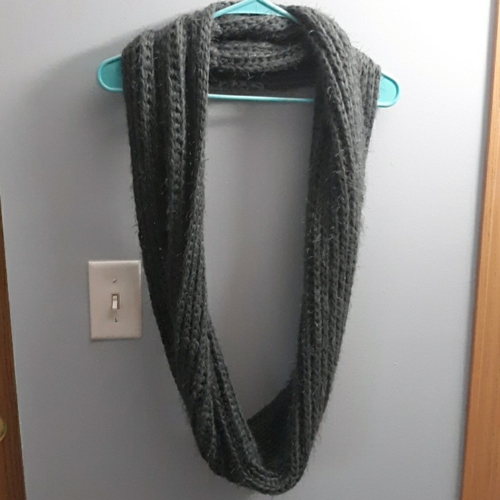 Soft stretchy scarf